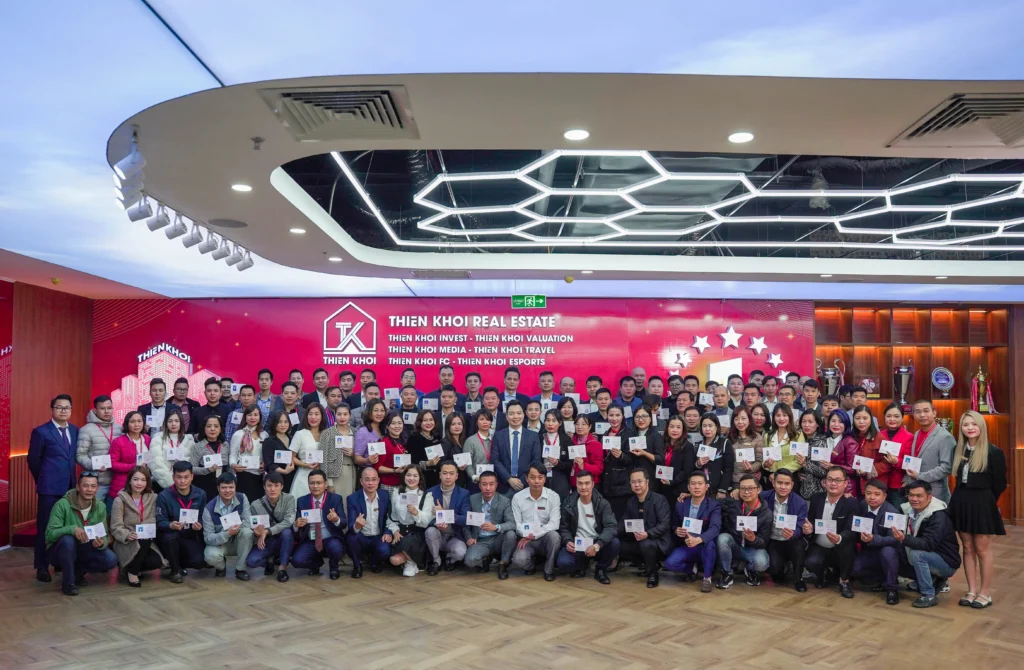 Khai mạc Giải Bóng Đá Thiên Khôi 2025 – Văn hoá gắn kết, bệ phóng tuyển dụng môi giới bất động sản. trao chung chi moi gioi 1024x670